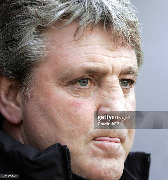 Birmingham, UNITED KINGDOM: Birmingham City's manager Steve Bruce waits for the start of his English Premiership football match against Tottenham, 18...