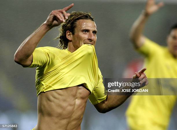 Diego Forlan Ripped Diego Forlan Photos Photos and Premium High Res Pictures - Getty Images