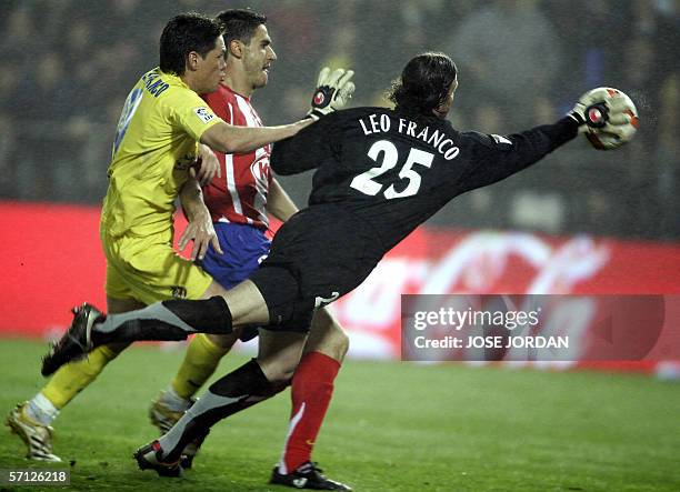 Villarreal Mexican Guille Franco vies with Atletico Madrid goal keeper Argentinian Leo Franco and French Peter Luccin during their Spanish League...