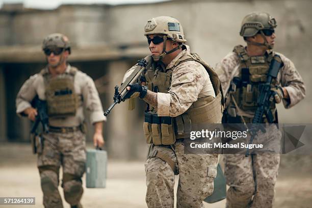 united states marines on patrol. - krijgsmacht stockfoto's en -beelden