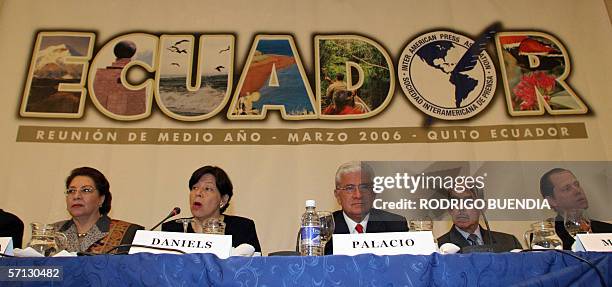 Guadalupe Mantilla, presidenta del diario el Comercio de Quito; Diana Daniels, presidenta de la Sociedad Interamericana de Prensa ; Alfredo Palacio,...