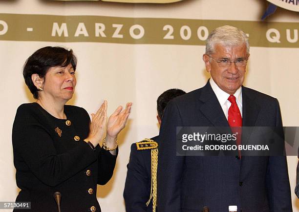 La presidenta de la Sociedad Interamericana de Prensa, Diana Daniels , aplaude al presidente de Ecuador, Alfredo Palacio durante la inauguracion de...