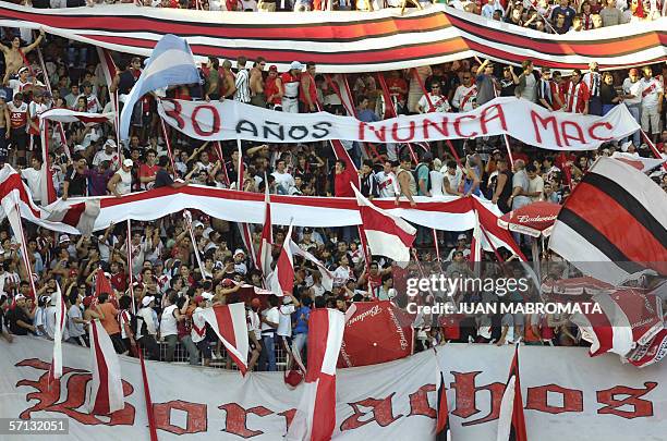 Buenos Aires, ARGENTINA: La hinchada de River Plate muestra una bandera de repudio al golpe de estado al conmemorarse esta semana el 30 aniversario...