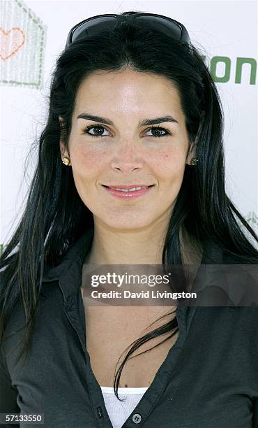 Actress Angie Harmon attends the John Varvatos 4th Annual Stuart House Benefit at the John Varvatos Boutique on March 19, 2006 in West Hollywood,...