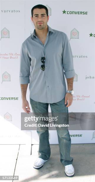 Actor Jesse Metcalfe attends the John Varvatos 4th Annual Stuart House Benefit at the John Varvatos Boutique on March 19, 2006 in West Hollywood,...