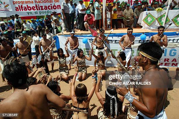 Alumnos del instituto Normal Superior Plurietnico del Oriente realizan la danza Arete Guasso el 20 de marzo de 2006 en la poblacion de Camiri, 1200...