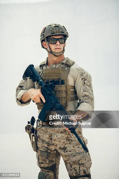 portrait of united states marine on patrol.` - personal militar fotografías e imágenes de stock