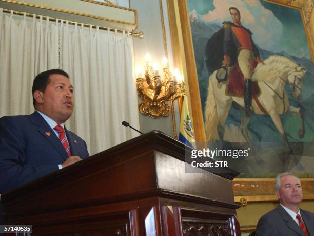 El presidente venezolano Hugo Chavez habla durante el acto de firma de acuerdos entre Venezuela y El Salvador el 20 de marzo de 2006 en Caracas. El...