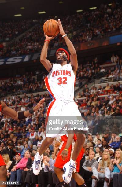 Richard Hamilton of the Detroit Pistons shoots in NBA action against the Atlanta Hawks March 20, 2006 at the Palace of Auburn Hills in Auburn Hills,...