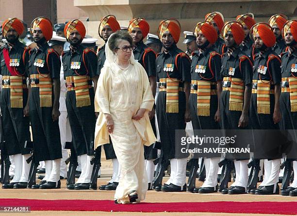 Bangladesh Prime Minister Begum Khaleda Zia inspects a guard of honour during the welcome cermony at the presidential palace in New Delhi, 21 March...
