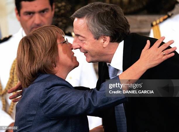 Buenos Aires, ARGENTINA: La presidenta de Chile Michele Bachelet y el presidente de Argentina Nestor kirchner se saludan el 21 de marzo de 2006 en el...