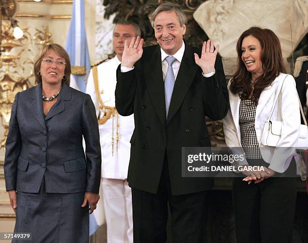 Buenos Aires, ARGENTINA: La presidenta de Chile Michele Bachelet , el presidente de Argentina Nestor Kirchner y su esposa Cristina Fernandez posan...