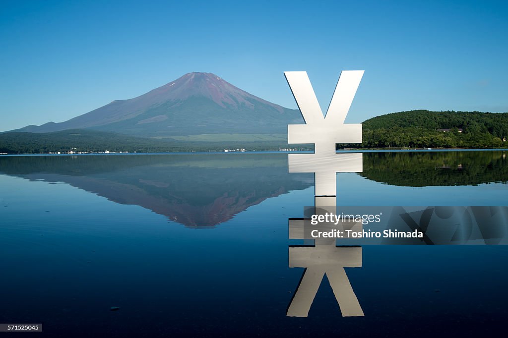 Yen shaped object on the Yamanaka lake