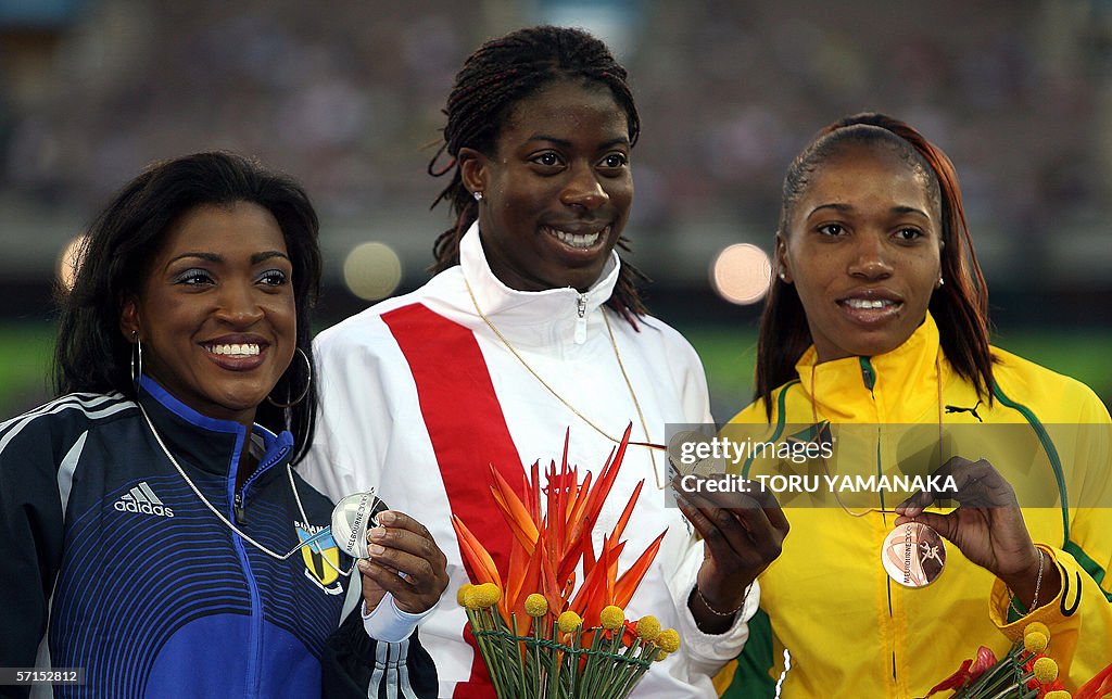 England's Christine Ohuruogu (C) with go