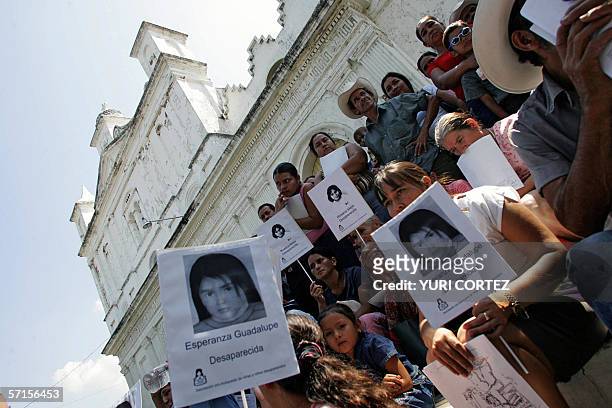 Chalatenango, EL SALVADOR: Campesinos salvadorenos que perdieron sus hijos durante operativos militares del Ejercito en la pasada guerra civil...