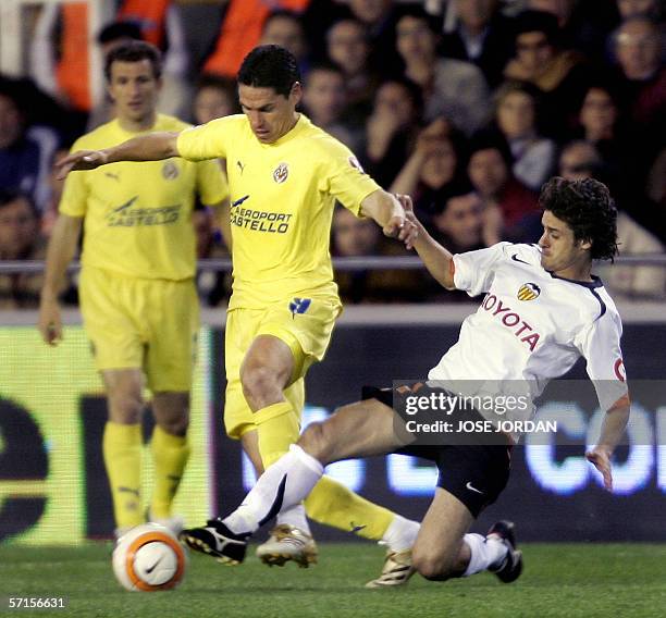 Valencia's Argentinian Pablo Aimar fights for the ball with Villarreal's Mexican Guille Franco during their Spanish League match at Mestalla stadium...