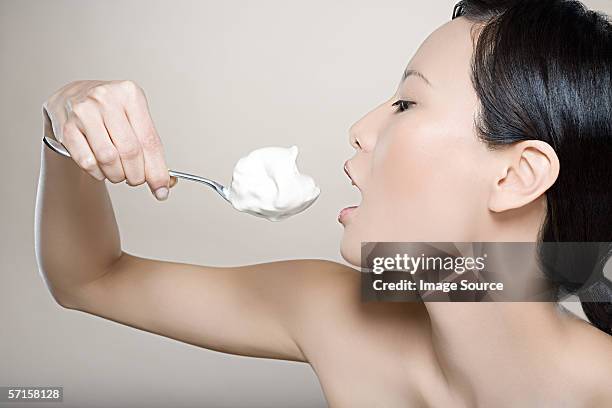 woman with large spoon of ice cream - mulher colher sorvete imagens e fotografias de stock
