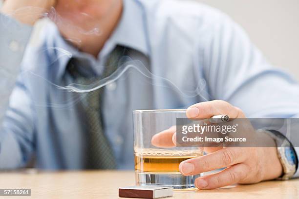 man drinking whisky and smoking - bebida alcoólica imagens e fotografias de stock