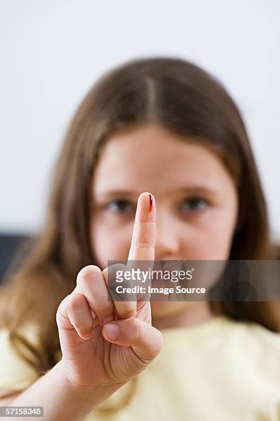girl with blood on her finger - hand laceration stockfoto's en -beelden