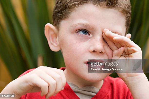 少年彼の目をこする - 人間の眼 ストックフォトと画像