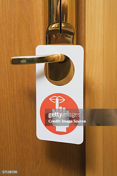 schild "do not disturb" an der tür-griff - hotelzimmer tür stock-fotos und bilder