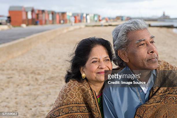 coppia matura sulla spiaggia - indian couple foto e immagini stock