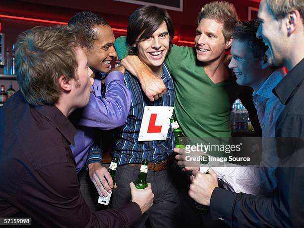 men drinking in a bar - 男性告別單身派對 個照片及圖片檔