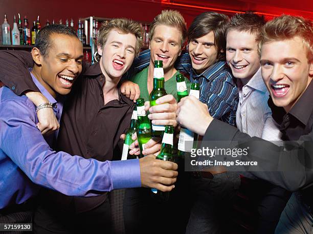 men drinking in a bar - 男性告別單身派對 個照片及圖片檔