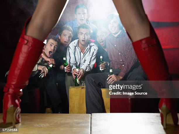 men watching strip tease - 男性告別單身派對 個照片及圖片檔