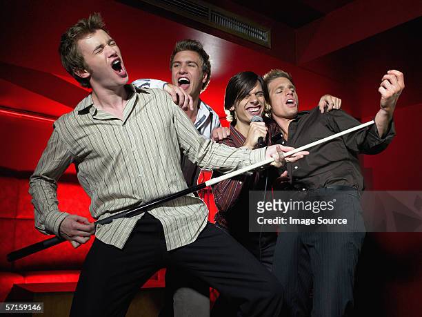 men singing in a bar - 男性告別單身派對 個照片及圖片檔