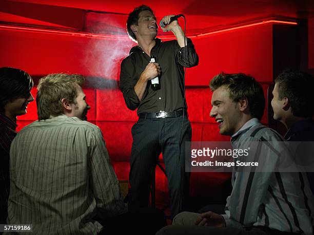 men singing in a bar - 男性告別單身派對 個照片及圖片檔