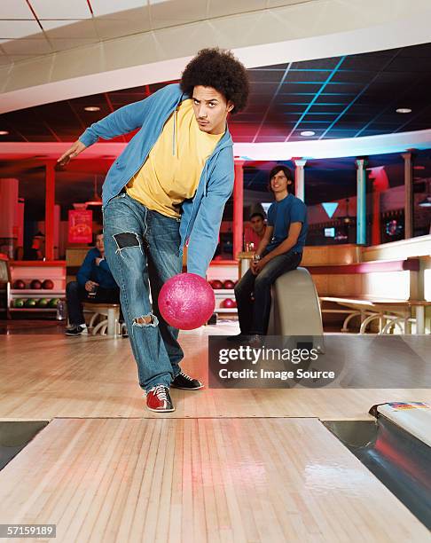 hombre joven de bolos - sólo con adultos fotografías e imágenes de stock