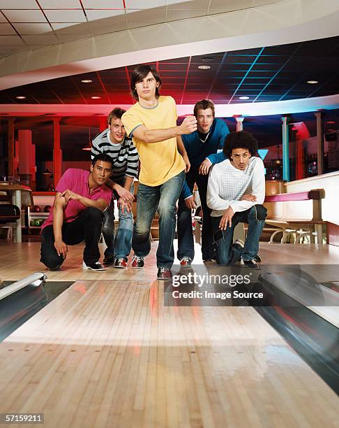grupo de hombres jóvenes de bolos - sólo con adultos fotografías e imágenes de stock