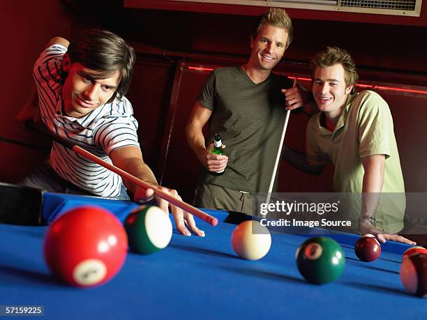 men playing pool - alleen jonge mannen stockfoto's en -beelden
