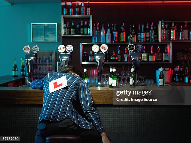 uomo addormentato al bar - festa di addio al celibato foto e immagini stock