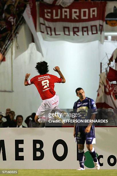 Fernandinho Costa festeja el segundo gol de su equipo brasileno Internacional, en partido por Copa Libertadores de America disputado con Pumas, en el...