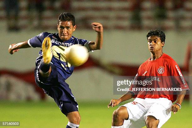 Joaquin Botero Pumas de Mexico, disputa el balon con Adriano Gabiru, del equipo brasileno Internacional, en partido por Copa Libertadores de America,...