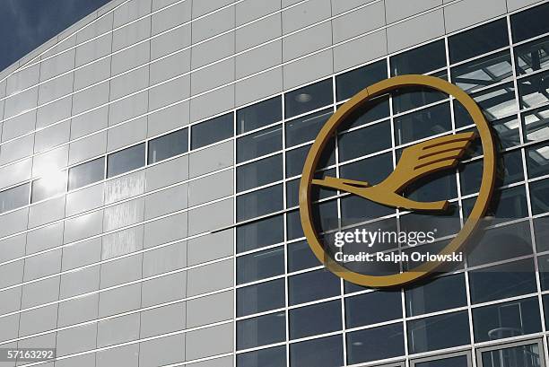 Huge logo of German airline Lufthansa AG is pictured at a training center on March 23, 2006 in Frankfurt, Germany. Deutsche Lufthansa AG, Europe's...