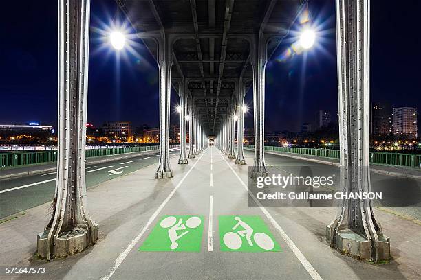 pont de bir-hakeim, paris - bicycle lane stock pictures, royalty-free photos & images
