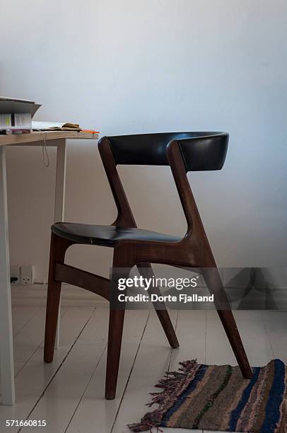 black leather and wood chair - dorte fjalland fotografías e imágenes de stock