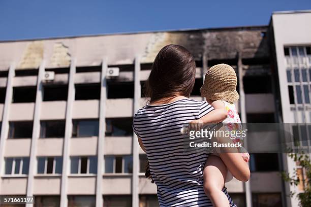 mariupol, ukraine. mother with bab - ukraine war photos et images de collection