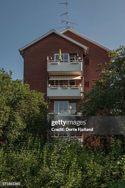 white balconies on apartment building - dorte fjalland 個照片及圖片檔