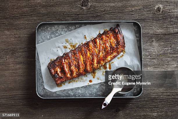 barbecue pork ribs - salsa barbecue foto e immagini stock