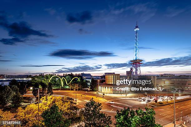 berliner funkturm in der abenddämmerung - international congress center stock pictures, royalty-free photos & images