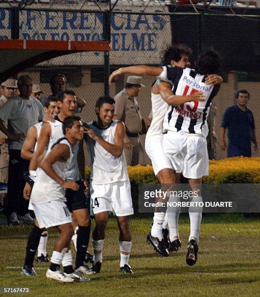 Jugadores de Libertad de Paraguay, celebran el tercer gol de su equipo a El Nacional de Ecuador, en partido de Copa Libertadores, en Asuncion, el 23...