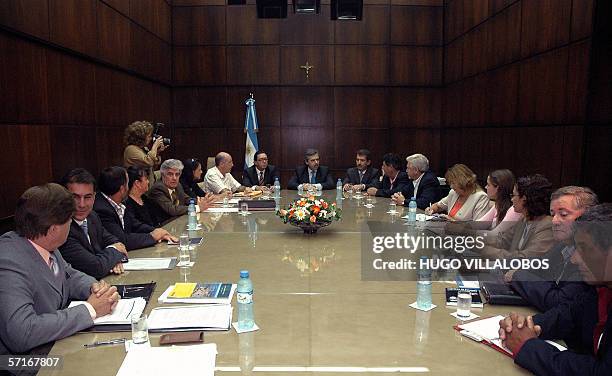 Buenos Aires, ARGENTINA: El Jefe de Gabinete, Alberto Fernandez atiende a representantes de las asambleas ambientalistas de Gualeguaychu y Colon en...