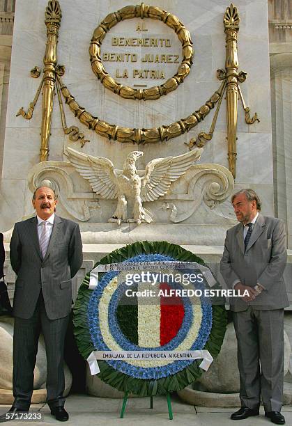 El embajador de Argentina en Mexico Jorge Yoma el escritor Miguel Bonasso realizan un homenaje en el Hemiciclo al ex presidente Benito Juarez en la...