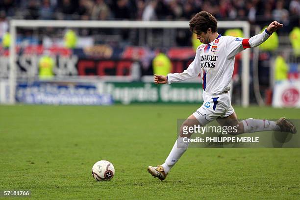Lyon's Brazilian midfielder Juninho shoots the ball during the French L1 football match Lyon/Toulouse, 25 March 2006 at the Gerland stadium in Lyon....