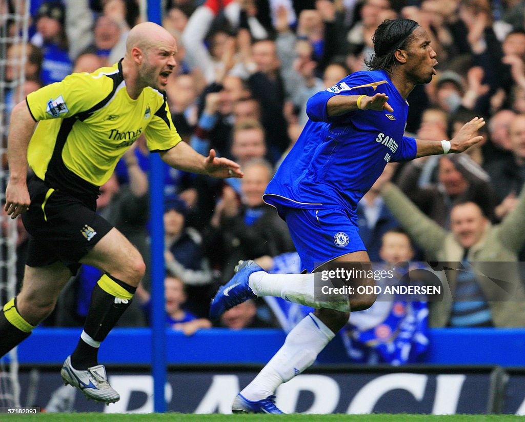 Didier Drogba (R) of Chelsea celebrates