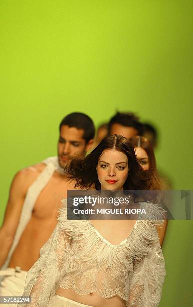Models present the Autumn/Winter 06-07 collection by Portuguese designer Osvaldo Martins during the Portugal Fashion in Porto, northern Portugal, 25...